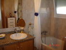 baño con bañera de la suite