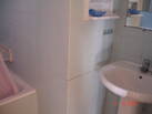 cuarto de baño con 1/2 bañera