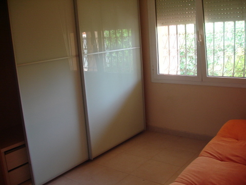 dormitorio con armario empotrado