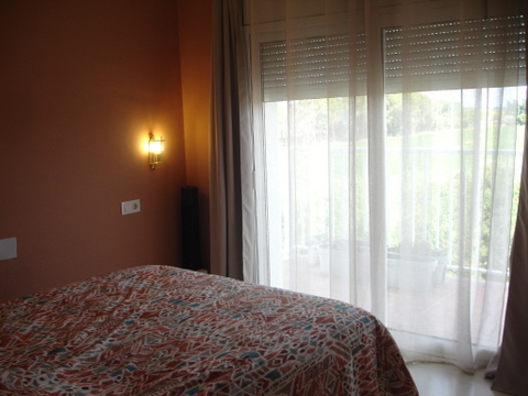 dormitorio con salida a terraza