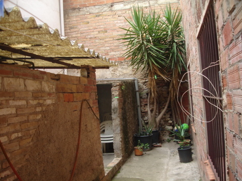 pequeño patio detrás la casa