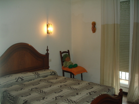 dormitorio con salida a pequeño balcón