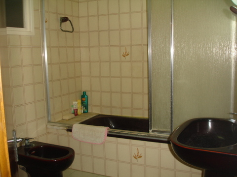 baño grande con bañera primer piso